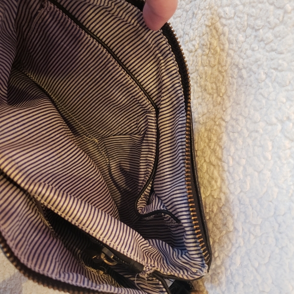 Textured Leather Black Crossbody by GH Bass & Co - Picture 8 of 9